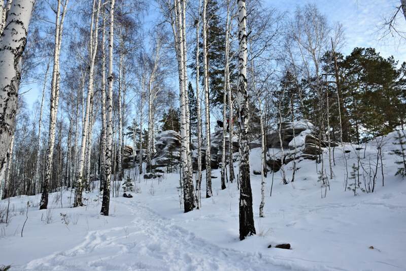 Гряда скальных останцев, среди которых находится скальный останец Крылья дракона.