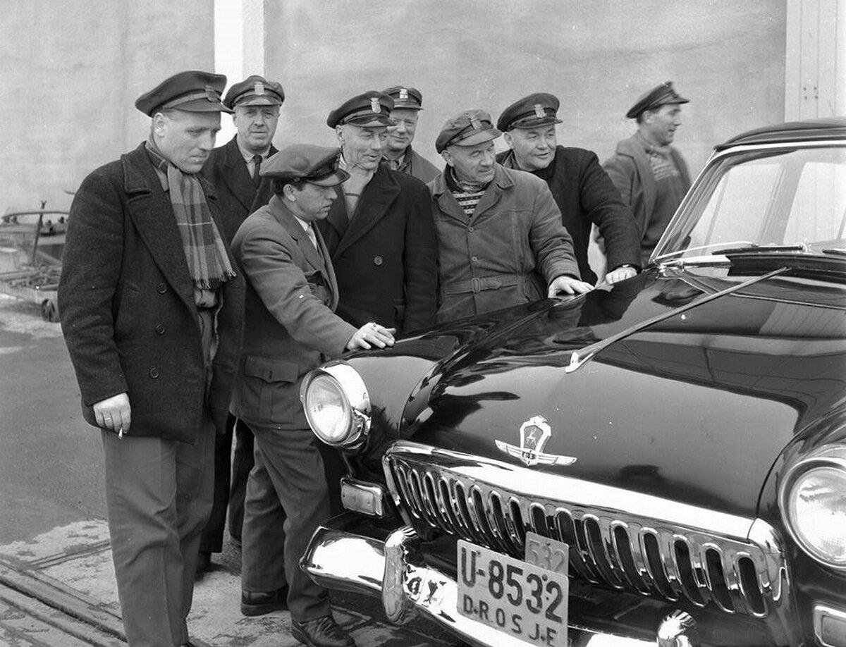 На фото: Норвежские таксисты рассматривают новый автомобиль "Волга" ГАЗ-21 поступивший в один из таксопарков Осло. 