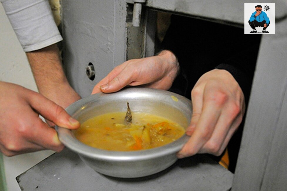 Открытые источники Yandex.ru  Вот через такое окно происходит выдача пищи  в  следственном изоляторе. Выдают ее заключенные , которые уже получили срок. Об это напишу позже подробную статью.