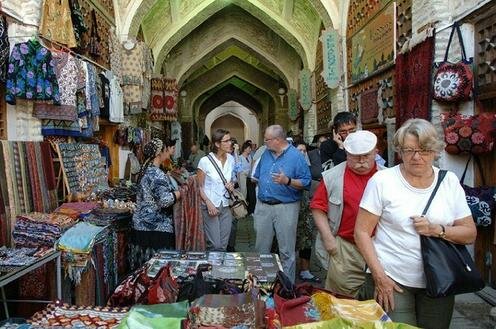 Туристы в Узбекистане. Фото с сайта Kommersant.uz