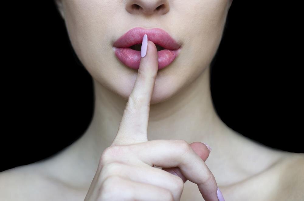 Палец к губам. Девушка с пальцем у губ. Женские губы с пальцем. Молчание.