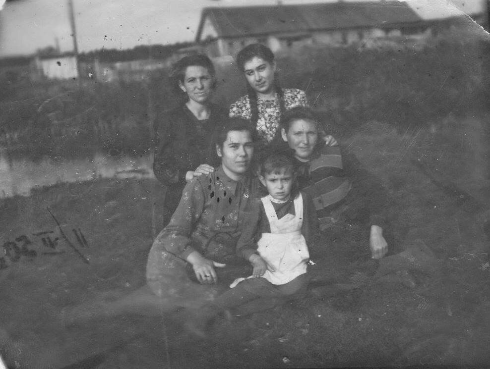 Девушки из Алупки в городе Волжск, первая слева сидит – Гульнар Ибрагимова (оба фото из архива @Hmenmer)
.