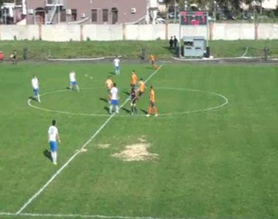 Момент "легендарного" удара. Фото: http://izbyshki.ru/videoroliki/page/319/