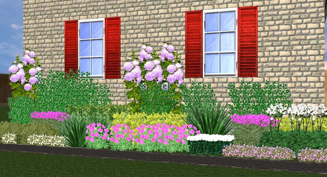 Цветник у дома в июне