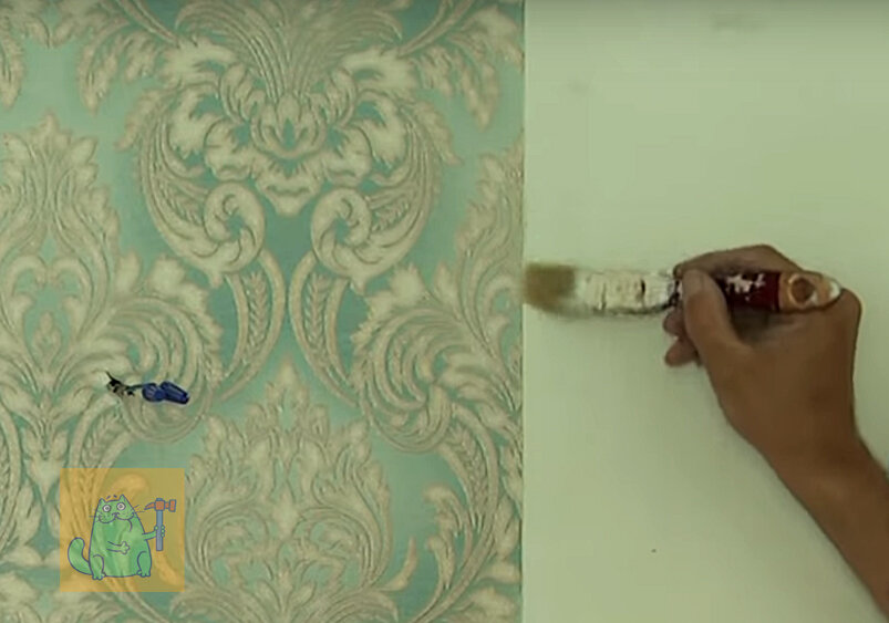 Нанося клей с помощью валика, нельзя быть уверенным, что кромка будет равномерно промазана клеем. Используем кисть.