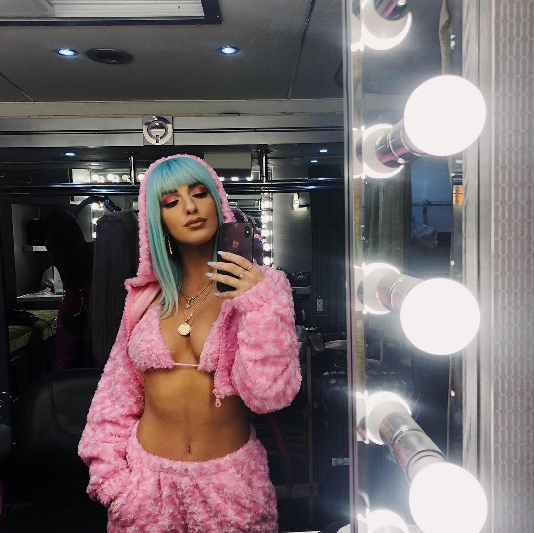 Ньомза — удачливая певица должна быть еще и королевой селфи