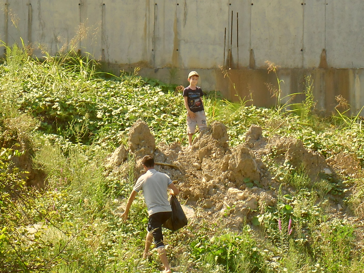 Вам скажут участок с "небольшим уклоном", а на деле будет так или хуже. пример опорной стены на участке