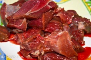 Мясо обмыть, удалить пленки и сухожилия и нарезать на кусочки.