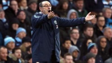 Когда после окончания матча «Челси» – «Манчестер Сити» Маурицио Сарри прошел мимо Пепа Гвардиолы, даже не пожав тому руку, стало очевидно, что итальянца результат задел. В воскресенье «горожане» уничтожили его команду, лишив её не только каких-либо надежд на борьбу за титул, но и выбив из первой четвёрки.
