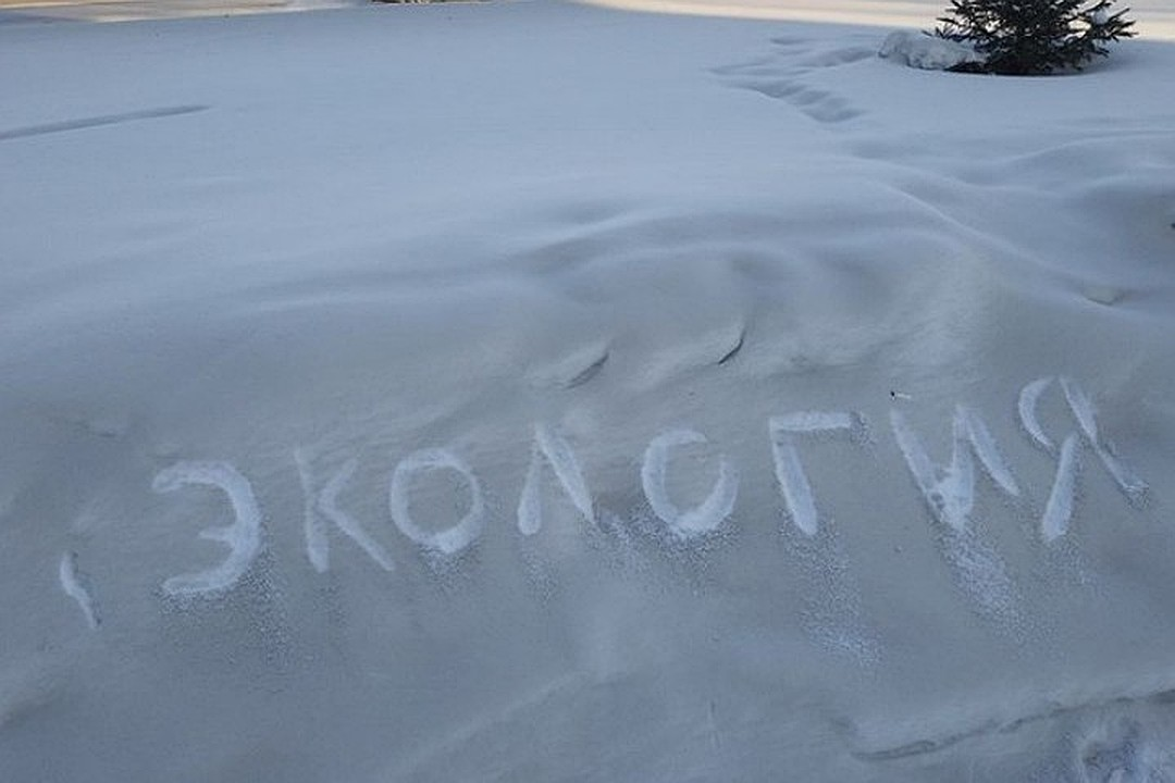 Снег экология. Загрязнение снега. Черный снег. Чёрный снег в Кузбассе. Бывает черный снег