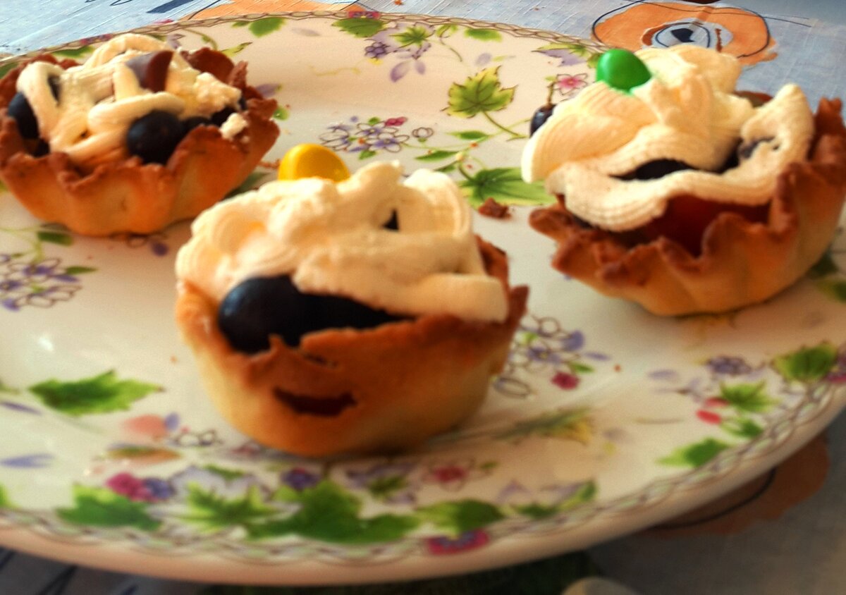 Тето практически как для кекса, только внутри фрукты.