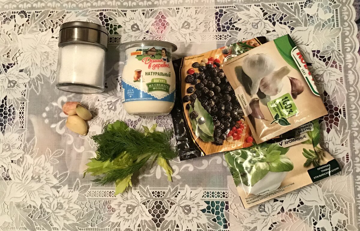 У меня из зелени нашлись только укроп и сельдерей. Вы можете взять любые сочетания на свой вкус: петрушку, кинзу, в варианте «микс» или «моно».