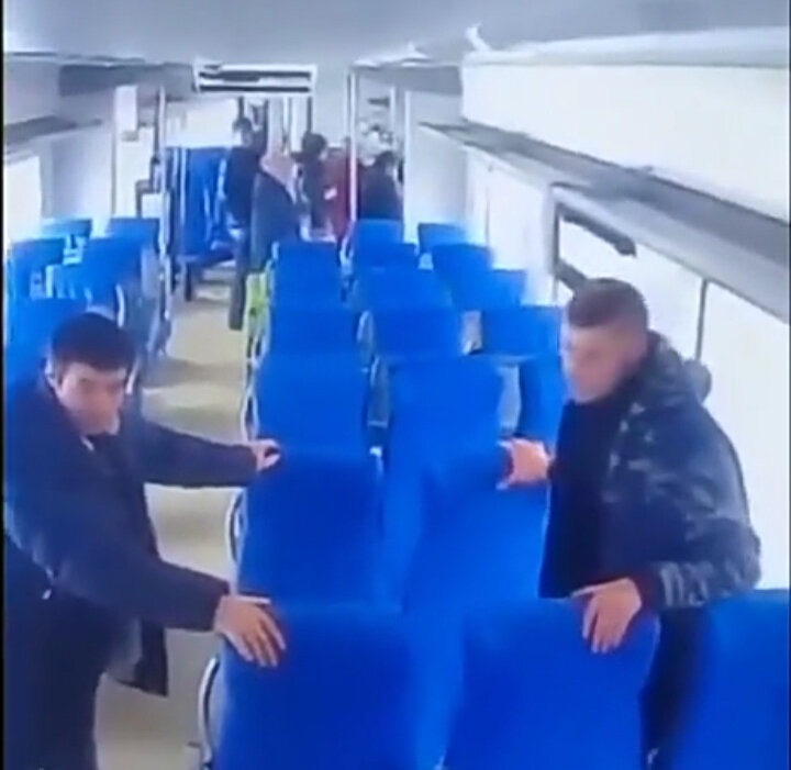 В сеть попало видео на котором две "редиски" крушат ногами новенький вагон поезда  "Ласточка" класса "Комфорт".