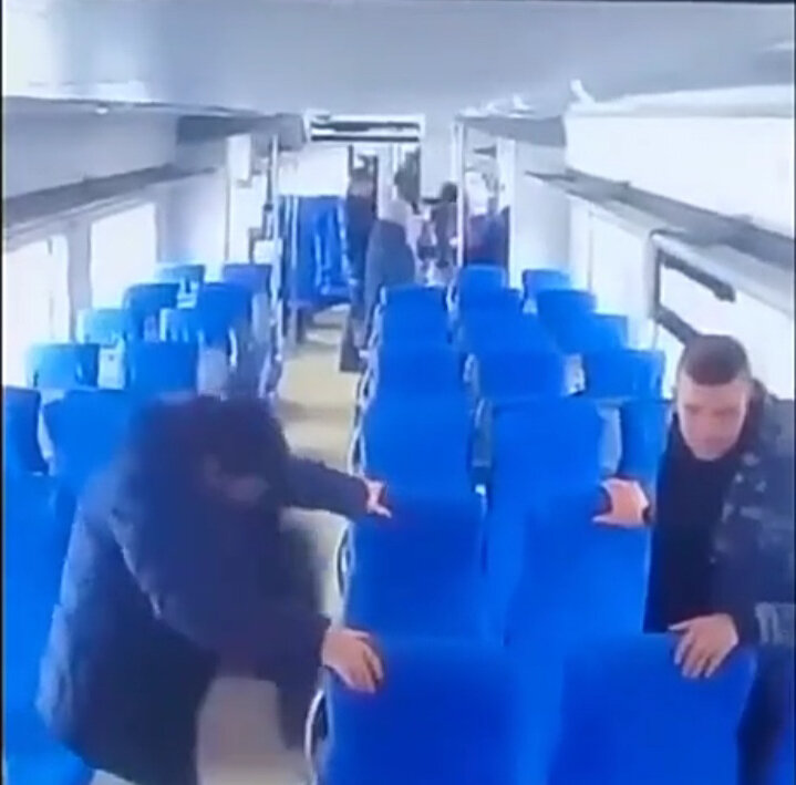В сеть попало видео на котором две "редиски" крушат ногами новенький вагон поезда  "Ласточка" класса "Комфорт".-2