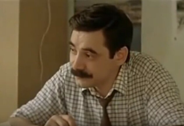 Лицо начальника приобрело тот странный оттенок, будто Иван сказал нечто похабное, запретное или просто лишнее. Кадр из фильма «Курьер» (1986). Скриншот. Источник - YouTube.