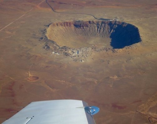 На землю летит метеорит фото