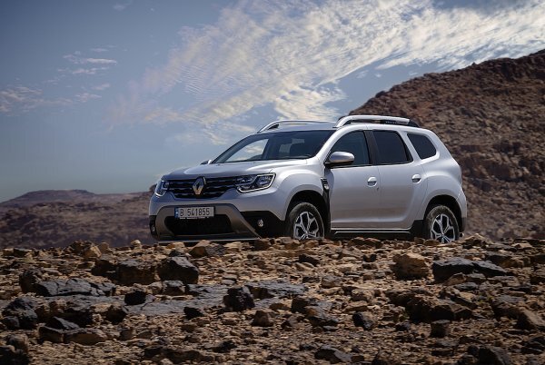 Эксперт с YouTube-канала «Автошоу VIN-код» сразу отметил, что ему нравится как Renault Duster, так и его младший собрат Kaptur вместе с Hyundai Creta, но говоря об их основных плюсах и минусах – у «Дастера» недостатков поменьше. В первую очередь, специалист порекомендовал не покупать ни один из SUV в стартовой комплектации, поскольку сходный для всех 1,6-литровый «атмосферник» – слишком слабый, и подходит исключительно для коротких городских поездок.