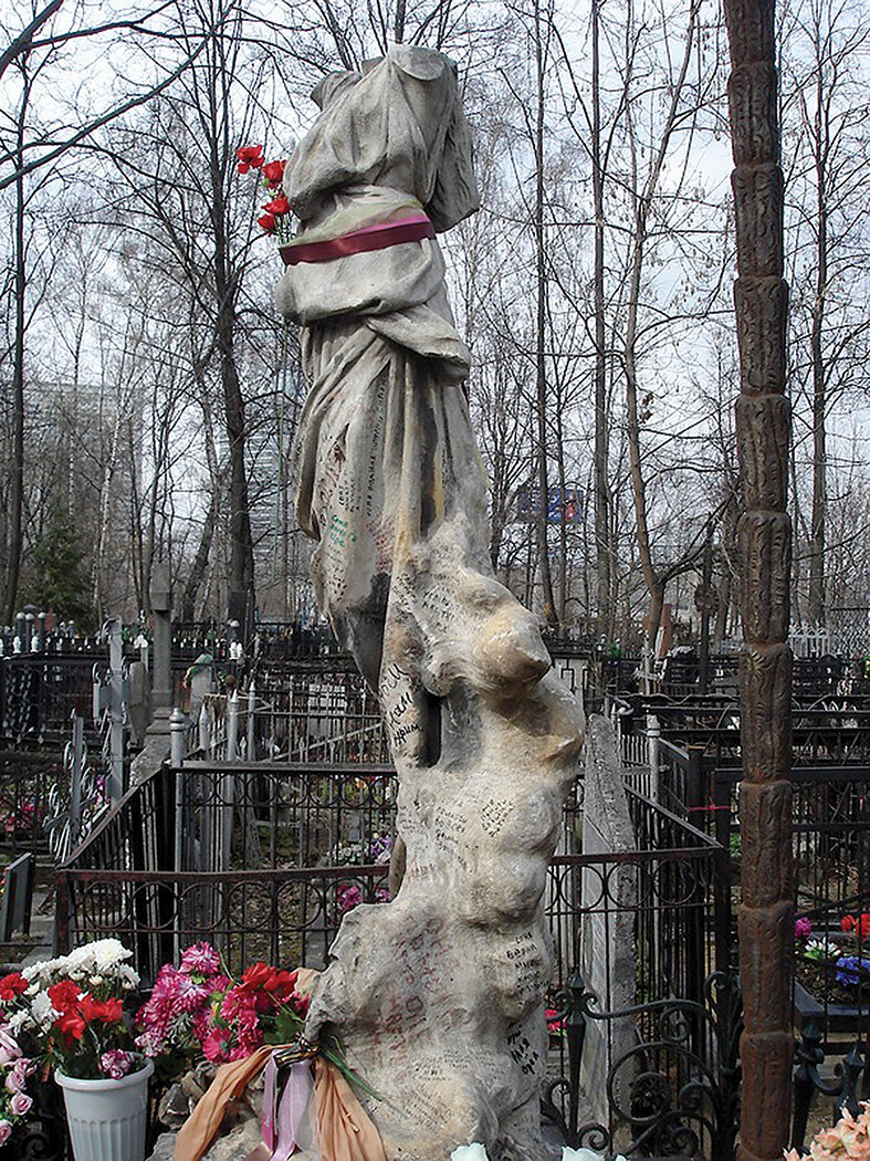 Памятник соньке на ваганьковском. Ваганьковское кладбище Сонька Золотая ручка. Сонька Золотая ручка памятник. Памятник соньке золотой ручке на Ваганьковском кладбище. Сонька Золотая ручка памятник на Ваганьковском.