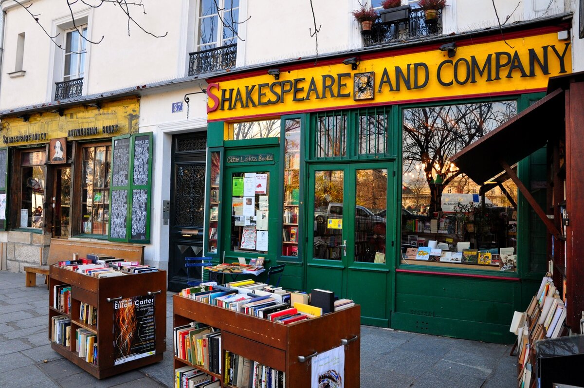 Самый известный книжный магазин Франции "Shakespeare and company". Фото с 