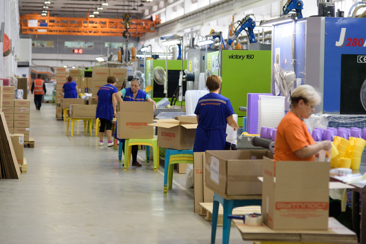 Работа в дмитрове 2 2 для женщин. Выставка производителей пластмассовых изделий. Требуется продавец консультант в оптику. Продавец консультант оптики. Работа в дмитрове 2 2 для женщин.