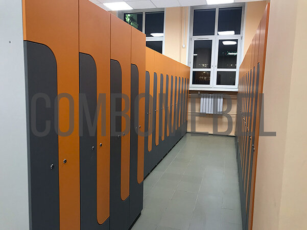 Шкафы L-образные в готовой раздевалке 