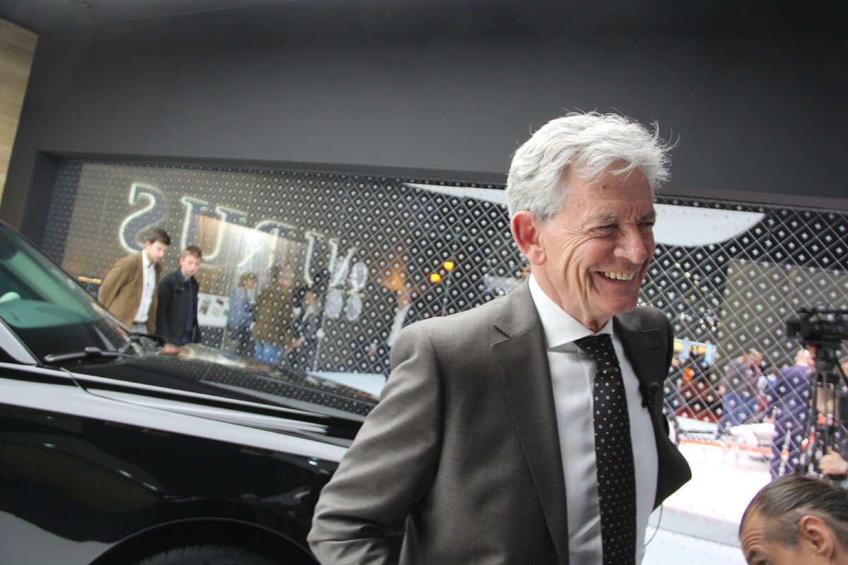 Главный управленец Aurus Герхард Хильгерд у бронированного Aurus Senat