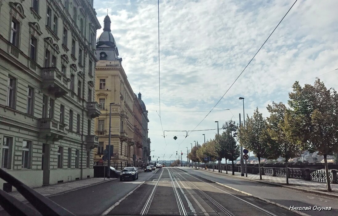 1. Набережная Рашиново, которая соединяет историческое ядро города (районы Нове-Место, Старе-Место) с крепостью Вышеград.