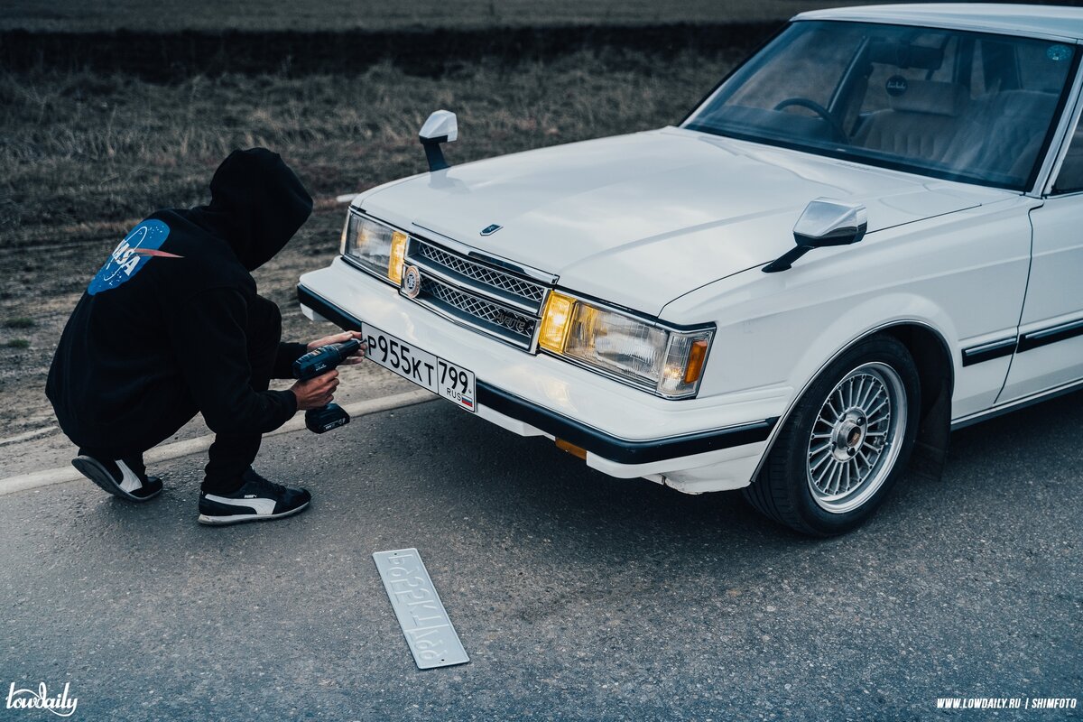 Второе поколение модели Toyota Chaser выпускалось с 1980 по 1984 год в  кузовах серии X51 и X61. Гамма двигателей была расширена за счёт  6-цилиндровых 1G-EU (single cam), 1G-GE (twincam), M-TEU (turbo) рабочим  объёмом 2 литра. Автомобиль был доступен в кузовах четырёх-дверный  седан и хардтоп, двух-дверный кузов с этим поколением перестал  выпускаться. Комплектация «Avante» получила спортивную подвеску, и  сегодня у нас история как раз про Avante. Но теперь он не совсем простой  Avante, и там далеко не 2х литровый двигатель, теперь объем двигателя  больше в 2 раза 
 Теперь это Toyota Chaser V8 — X61, подробности в видео!