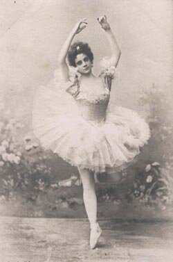 Итальянка по происхождению, Джури начала заниматься балетом дома, под руководством педагога Хосе Мендеса (Mendez), а в 1885 приехала в Россию. После окончания Московского хореографического училища была приглашена в Большой театр. В 1891 дебютировала в партии Эсмеральды в одноимённом балете, но вскоре уехала в Италию, и два сезона выступала в театре «Ла Скала». В 1894 вернулась в Москву и вновь выступала в труппе Большого театра. Аделина Джури выделялась среди танцовщиц своего времени прекрасной техникой - она уверенно исполняла полное фуэте в 32 оборота, что русские балерины тогда еще не умели. Юная Анна Павлова внимательно наблюдала из-за кулис за итальянской танцовщицей: «длинную и трудную вариацию пиццикато на пуантах Джури исполнила очень четко. Балерина как будто застывала на пуантах, а затем в коде, в конце вариации, делала высокие прыжки».