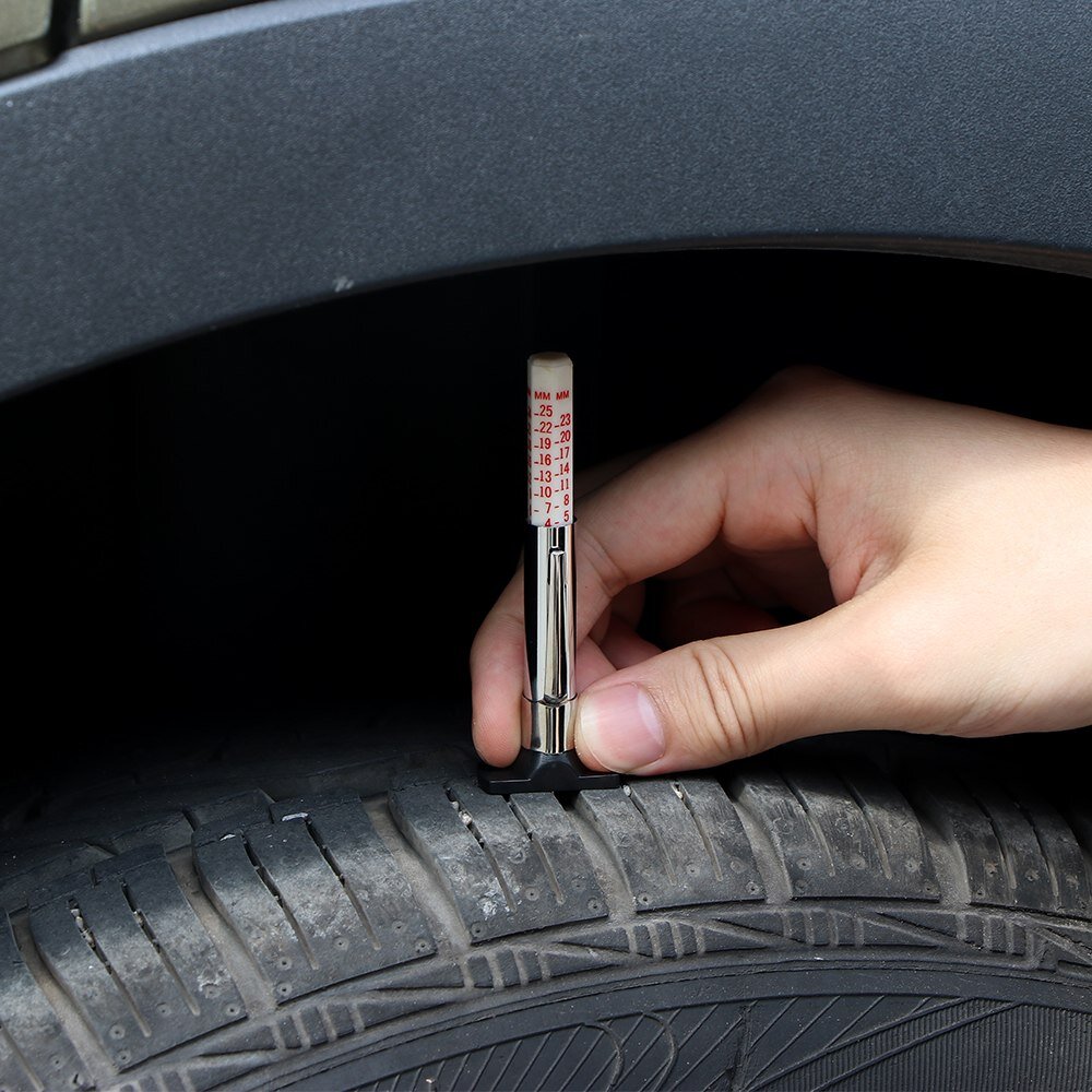 В прошлой статье был обзор на тему необходимости использования глубиномера протектора в качестве альтернативы традиционным способам измерений остаточной глубины протектора и к основным преимуществам были отнесены в первую очередь удобство и точность. Многие скажут, что точность тут роли не играет и будут правы, она не так критична, так как большинство индикаторов дают разрешение 0,01 мм и это не сильно влияет на итоговое значение. Вопросу удобства измерений можно уделить немного больше времени... У большинства легковых авто (измерения проводил на штатных колесах среднеразмерного внедорожника) расстояние от арки до колеса достаточное, но не такое большое, что ограничивает контроль по ширине и по длине. Что это может означать? Мы получим только данные на определенных участках, а для полного понимания ситуации нужно делать от 5 до 6 измерений, а далее сделать усреднение показаний.   Проблематично это делать с помощью глубиномера штангенциркуля. Взяв для измерений нониусный штангенциркуль на диапазоном на 150 мм, а таких большинство, хотя можно потрудиться и поискать ШЦ на 120 мм и менее, но это сложно, поверьте - полезное пространство для работы 12-17 см., работать глубиномером штангенциркуля крайне неудобно. Линейка тоже неэффективна, т.к. геометрия протектора настолько разнообразна по причине широкой номенклатуры изделий, что плоское основание обычной линейки не везде позволит подлезть. Я и не видел таких коротких линеек, хотя распилить ее можно, но тогда спрашивается, где культура процесса? И потом, у нас с вами основная задача, не снимая колеса оценить его состояние быстро и достоверно.