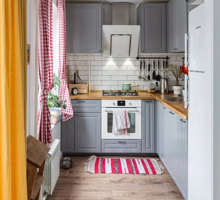 Холодильник в маленькой кухне
