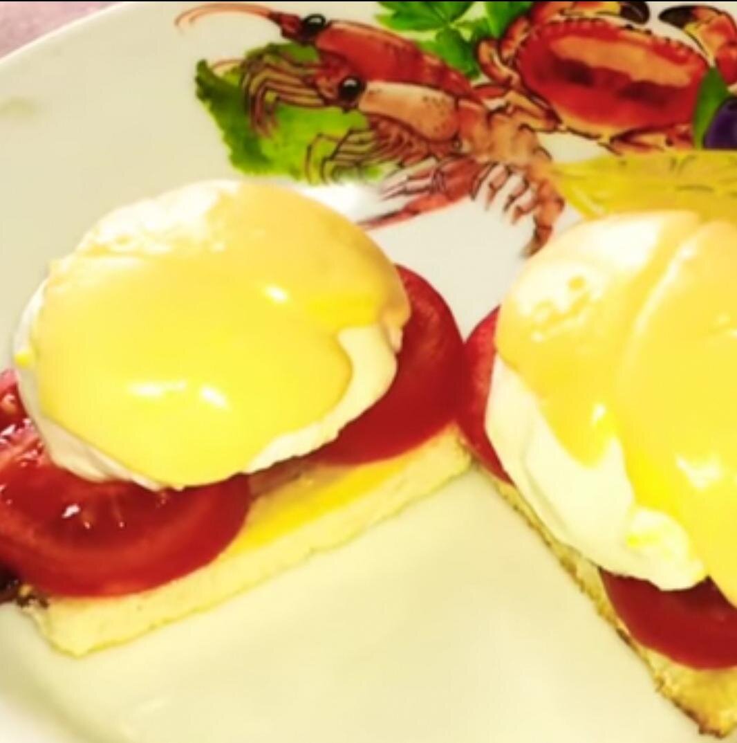 Яйца  Бенедикт — это великолепный завтрак, представляющий собой бутерброд из поджаренного тоста или же булочки с яйцами-пашот, беконом или же ветчиной и соусом. Существует несколько версий возникновения этого блюда, первый раз кушанье было замечено в Нью-Йорке. Это блюдо часто относят к французской кухне из-за того, что яйца Бенедикт стали готовить в лучших ресторанах Парижа. 
Нам понадобятся:
Яйца свежие 2 шт, колбаса вареная 2 ломтика или бекон/ветчина, помидор 1 шт, сыр около 25 грамм, пару ломтиков хлеба, майонез, сырный соус,соль и уксус 1 ст. ложка.
И так,для начала обжарим колбасу на растительном масле. Выложим ее на салфетку,даем стечь лишнему жиру. Нарежем помидоры кружочками. Хлеб обрежем от корок. Займемся яйцами. И так для того,чтобы варить яйца без скорлупы,нам необходима кислая среда, поэтому в кипяток добавим уксус и немного подсолим воду. Создадим воронку столовой ложкой, и как можно быстрее,в центр воронки, аккуратно вливаем яйцо. Варим на слабом огне около 1-2 минут. Вынимаем шумовкой и даем немного остыть.
Для соуса смешаем майонез и сырный соус. Смажем им наши крутоны. Сверху кладем колбасу,затем помидоры,сваренные яйца, снова немного соуса и накрываем всё кусочками сыра.
Если вы готовите в духовке,то ставим на 15 мин при 160 градусах. Если же у вас есть мультиварка,с режимом ТОСТЫ,то можно их приготовить и там,при той же температуре. Или же изначально сделать тосты,а затем запекать собранное блюдо. Тут все на ваше усмотрение. Главное,чтобы хлеб был не мягким,как основа.
И так наши необыкновенные Яйца «Бенедикт» или как их называют «Пашот» во французских ресторанах, готовы!!!