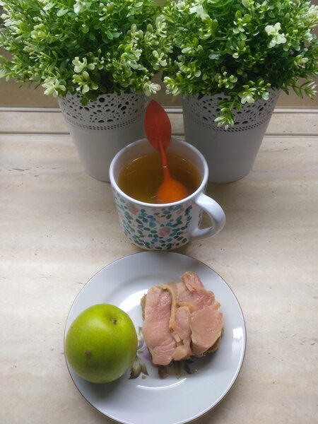 Фото перекуса: бутерброд с рыбой и яблоко