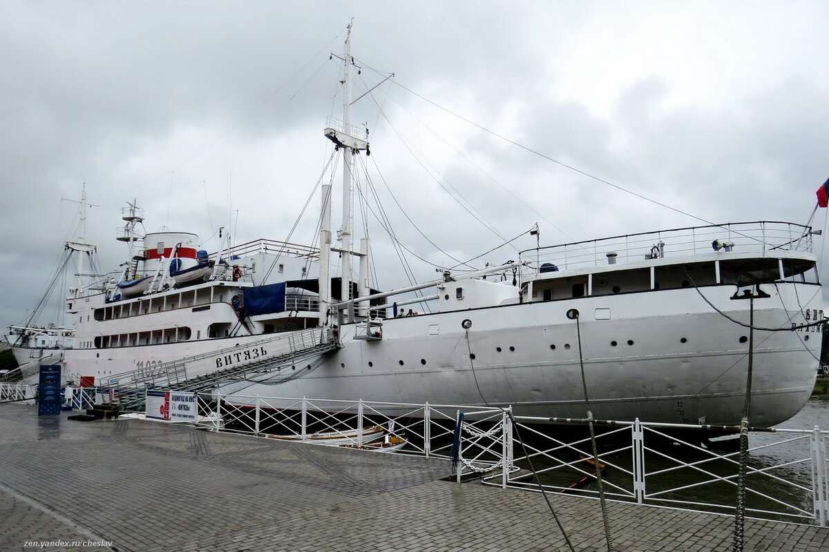 На борту цифры 11022 - это глубина Марианской впадины, измеренная "Витязем" в 1957г (по результатам последних замеров принята величина 10 994(+/-40) м.)
