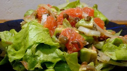 2. Жареная фасоль с красной рыбой на листьях салата.  Вам понадобятся: фасоль (150 грамм), слабосоленая семга (100-150  грамм), различная зелень, горчица (1-2 столовые ложки), чеснок (3  зубчика), репчатый лук, листья салата, соль, перец. Приготовление:  обжариваем на сковороде без масла фасоль с чесноком и луком. Как фасоль  поджарится, добавляем к ней горчицу и укроп и все хорошенечко  перемешиваем. Затем нарезаем рыбу квадратиками, берем листья салата и  выкладываем на них фасоль и семгу, посыпаем все зеленью и блюдо готово!