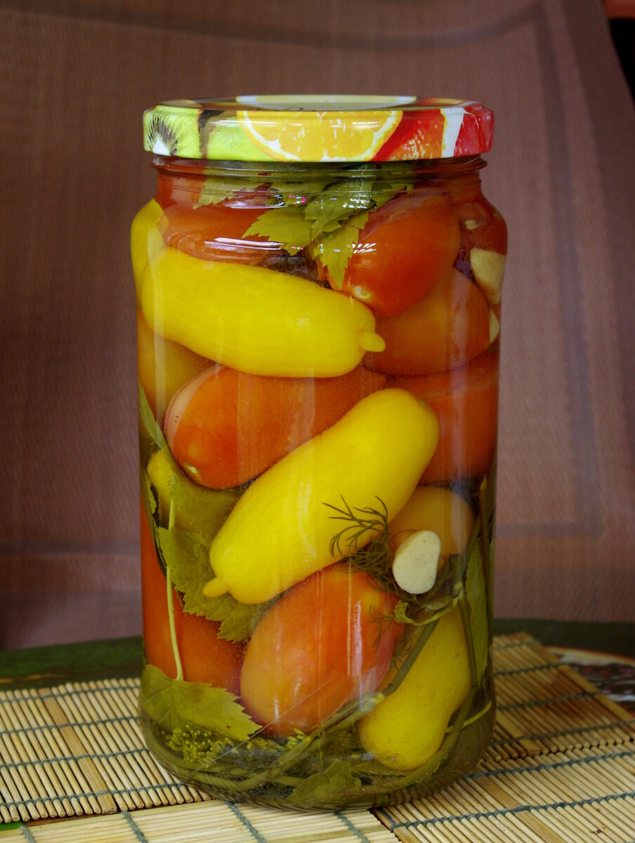 Банка с маринованными томатами