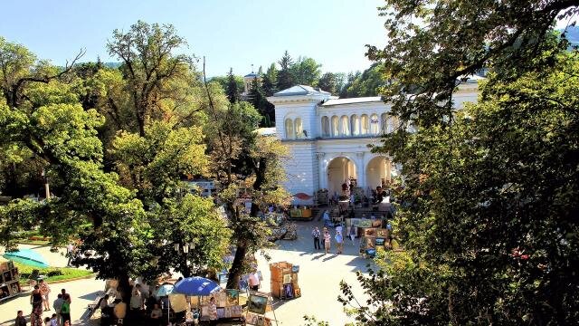  Средняя температура в городе по месяцам:Дек.Янв.Фев.Мар.Апр.Май.Июн.Июл.Авг.Сен.Окт.Ноя.-0.9°-2.2°-2.0°+1.8°+7.9°+12.4°+16.0°+18.6°+18.3°+14.0°+8.7°+3.0°
