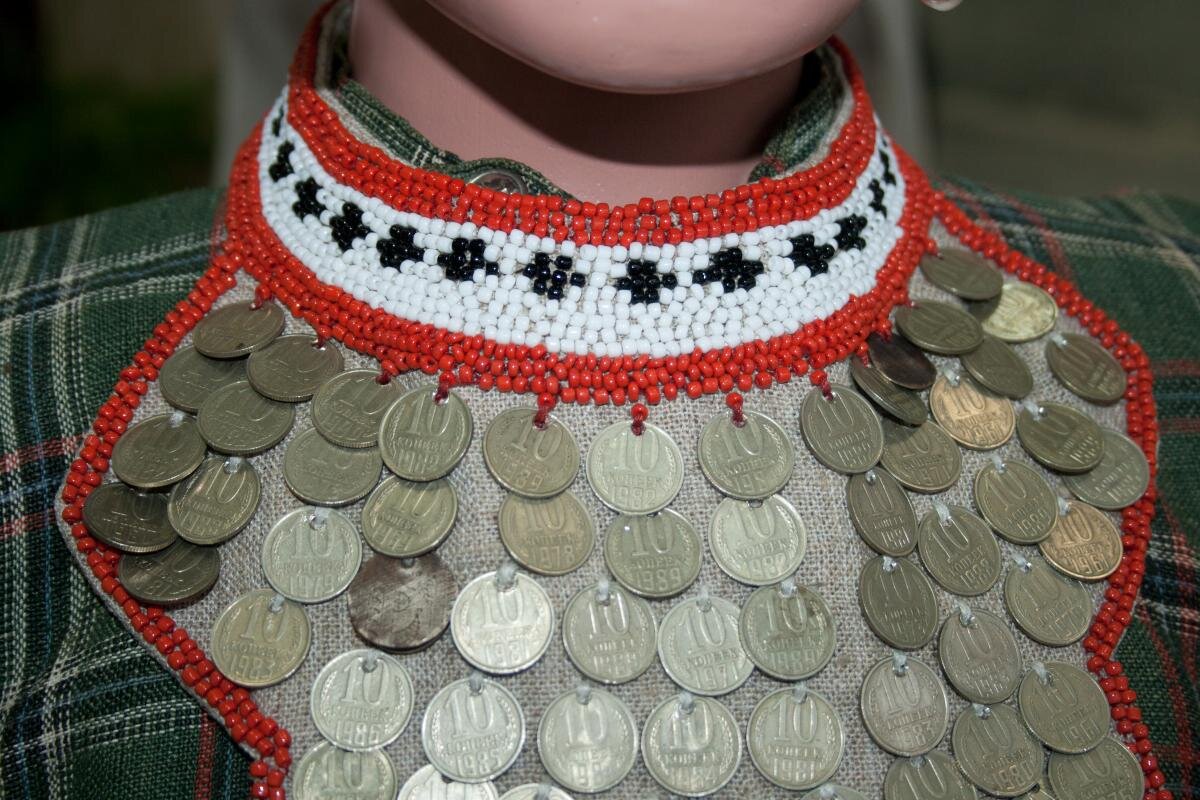 Монисто это. Монисто удмуртов. Украшения древней Руси монисто. Монисты у удмуртов. Мониста Удмуртский национальный костюм