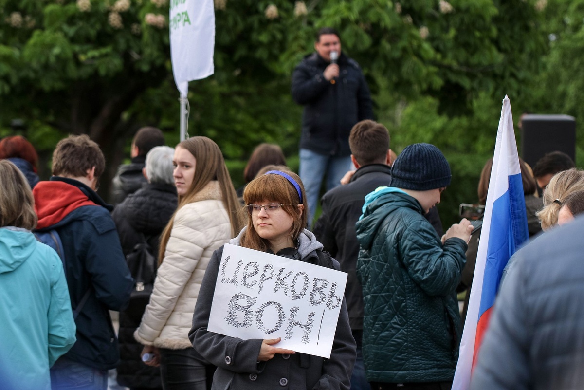 27 мая жители Красносельского района вышли на митинг в Южно-Приморском парке против «храмостроя» / Фото: Metagazeta.ru / Анатолий Трофимов