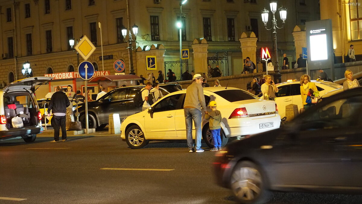  
Фото: Сергей Шахиджанян, «Вечерняя Москва»  Штраф за остановку в неположенном месте — до трех тысяч рублей, поэтому многие таксисты не берут заказы в центре города 