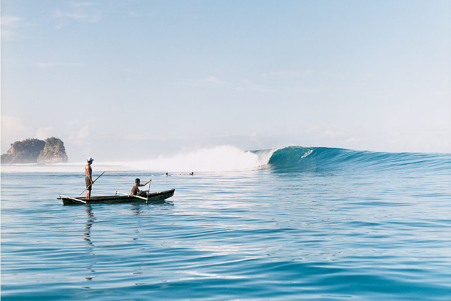 Медитативная прогулка вдоль рисовых полей может закончиться где угодно, но неизбежно приводит в состояние покоя и гармонии, а вечер на пляже гарантирует мягкий загар. Сама природа гарантирует, что вы вернетесь отдохнувшими и посвежевшими.  Тем более что, где бы вы ни остановились: в богемном Чангу, чопорном Нуса-Дуа, беспокойном Семиньяке или в мистическом Убуде, — у вас всегда будет возможность арендовать скутер, чтобы исколесить Бали вдоль и поперек, накопив впечатлений на год вперед. 