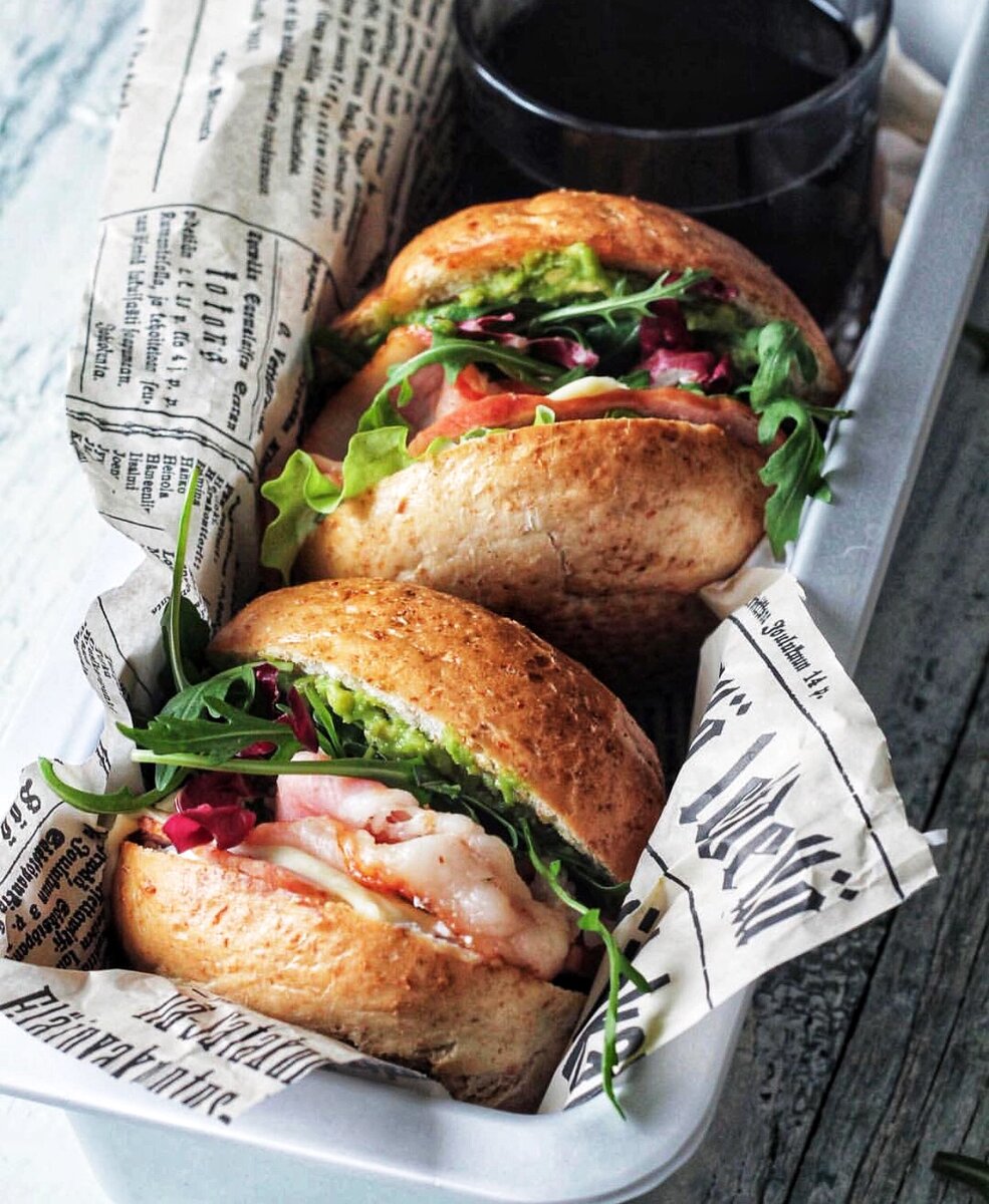 Бургер с ветчиной, беконом и соусом из авокадо 