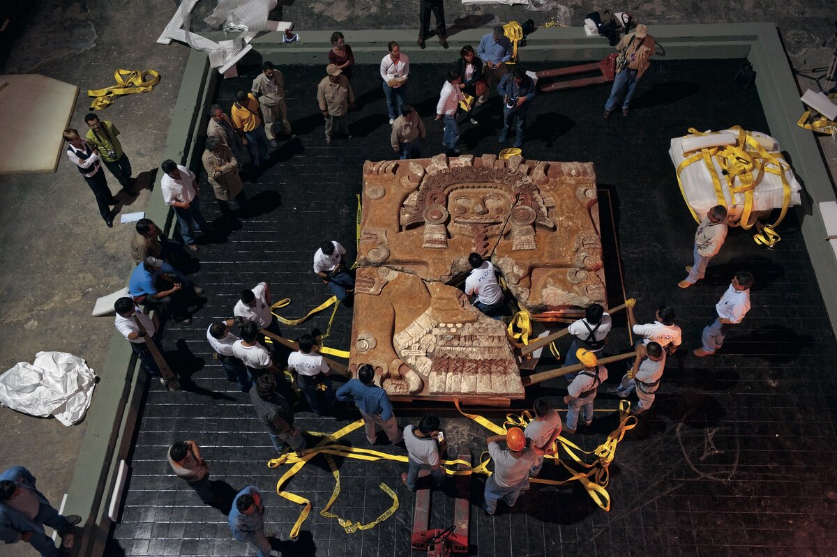 Команде из 30 человек понадобилось два подъёмных крана и 15 часов, чтобы переместить 12-тонный монумент богини земли Тлальтекутли на 150 метров – с места раскопок в музей Темпло-Майор. За 2,5 года реставрации учёные обнаружили остатки охристого, красного, синего, белого и черного пигментов, изначально покрывавших поверхность камня. Утраченный фрагмент в центре восстановить не удалось. Фото: Кевин Гарретт