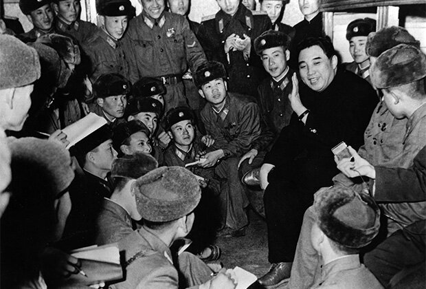 Ким Ир Сен с солдатами. 1960 годФото: Korean Central News Agency / AP