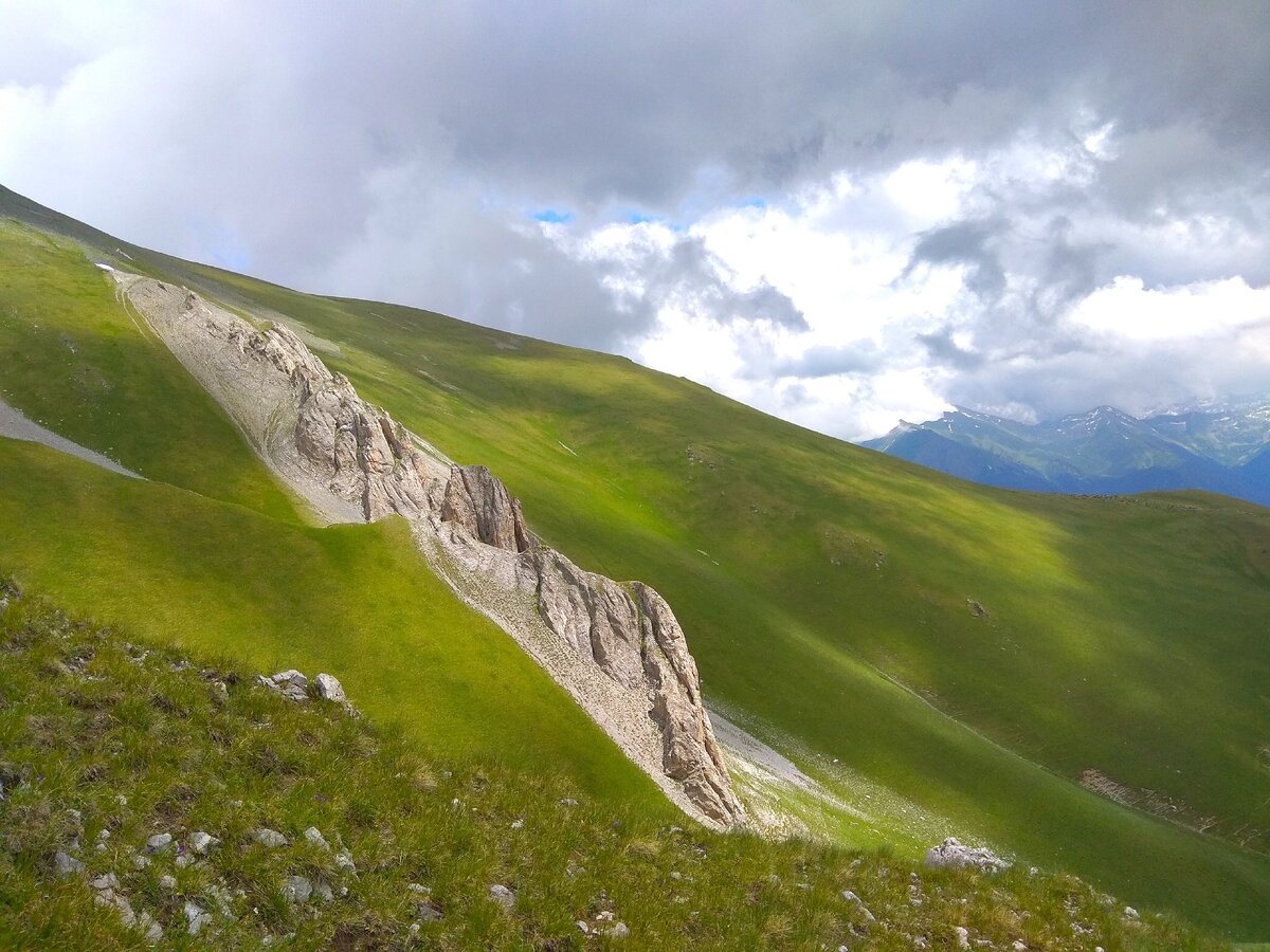 Вершины хребта Абишира Ахуба