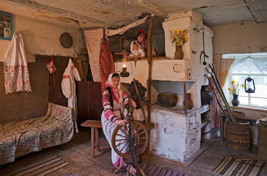 Босая, беременная и на кухне. В деревне вас ждёт только такая участь.