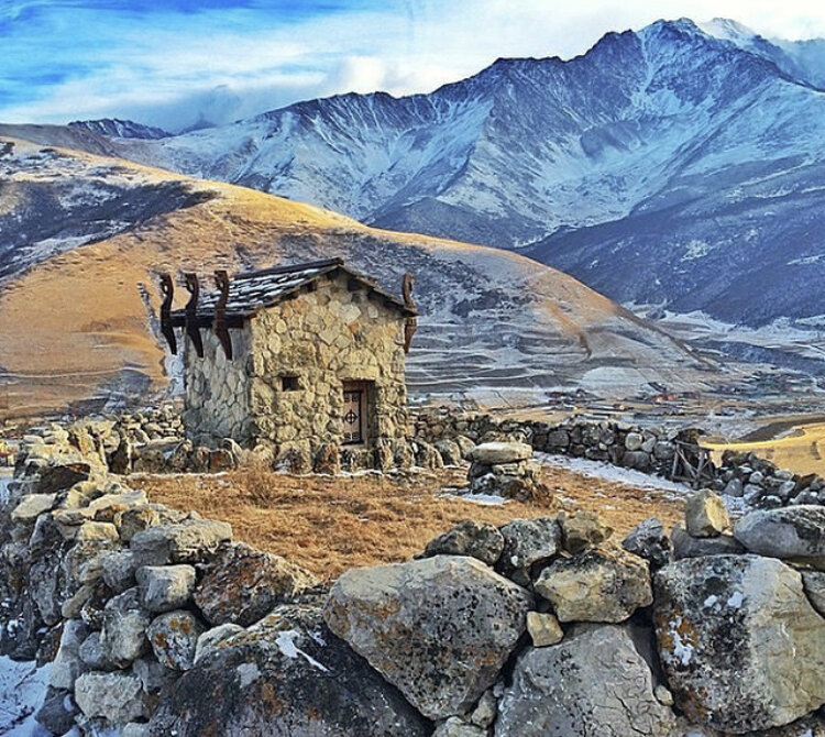 Северная осетия святилище реком цейское ущелье. Цейское ущелье святилище реком. Святилище уастырджи дзуар северная осетия. Реком осетия святилище. Аланское святилище реком.