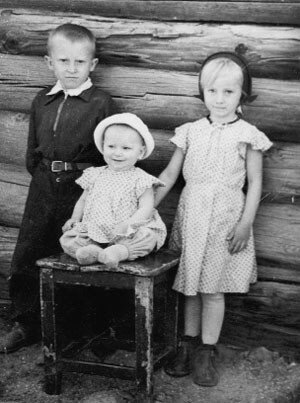 Катя (на табуретке) с братом Иваном и сестрой Светланой.