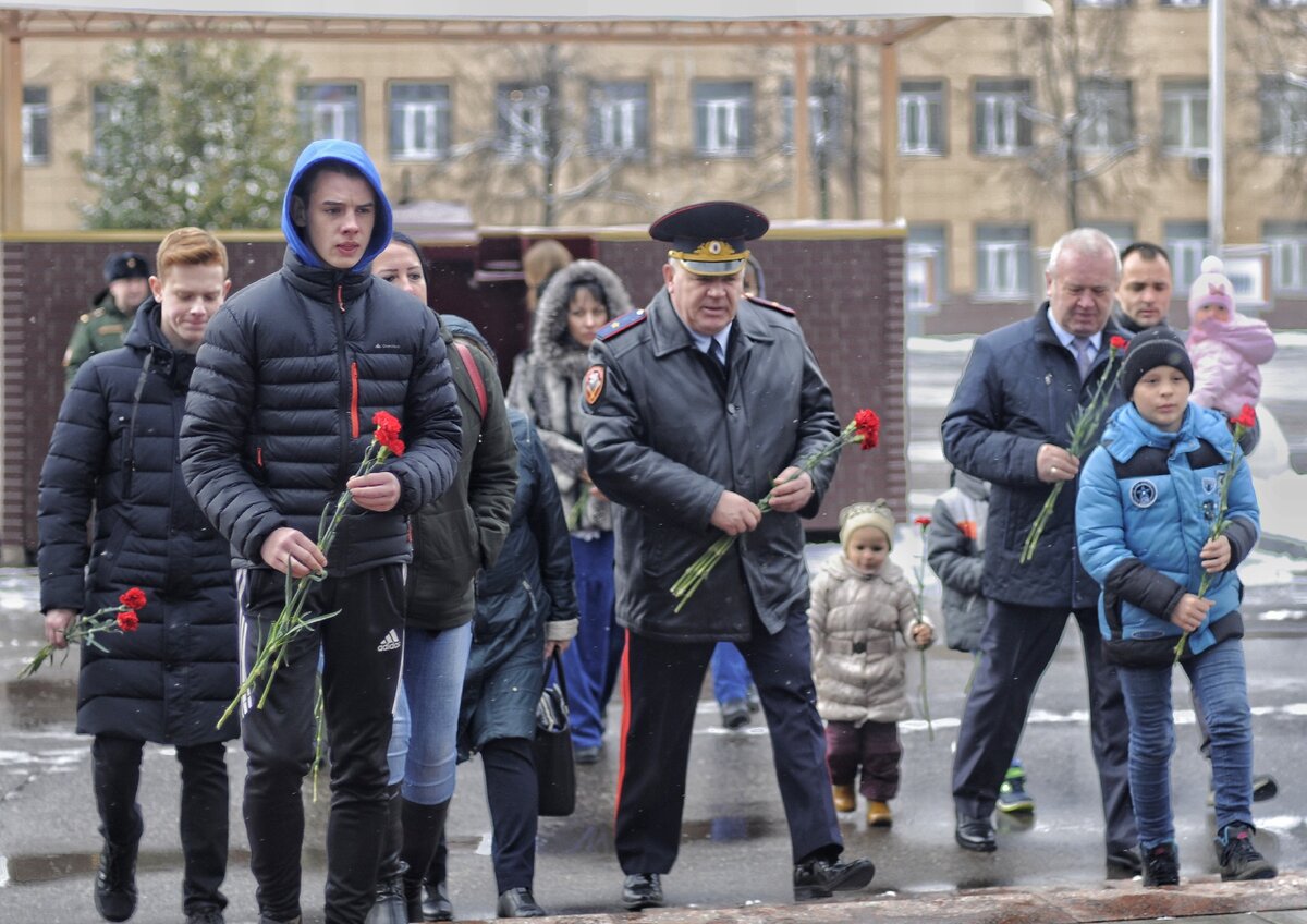  Гостей встретил заместитель командующего Центральным округом Росгвардии по организации вневедомственной охраны и лицензионно-разрешительной работы генерал-майор полиции Виктор Подколзин и помощник командующего Центральным округом Росгвардии по работе с ветеранами полковник в отставке Николай Григорьев.