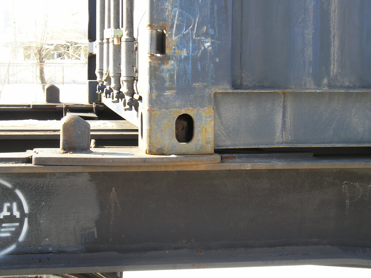 Контейнер установленный на фитинговый упор вагона-платформы